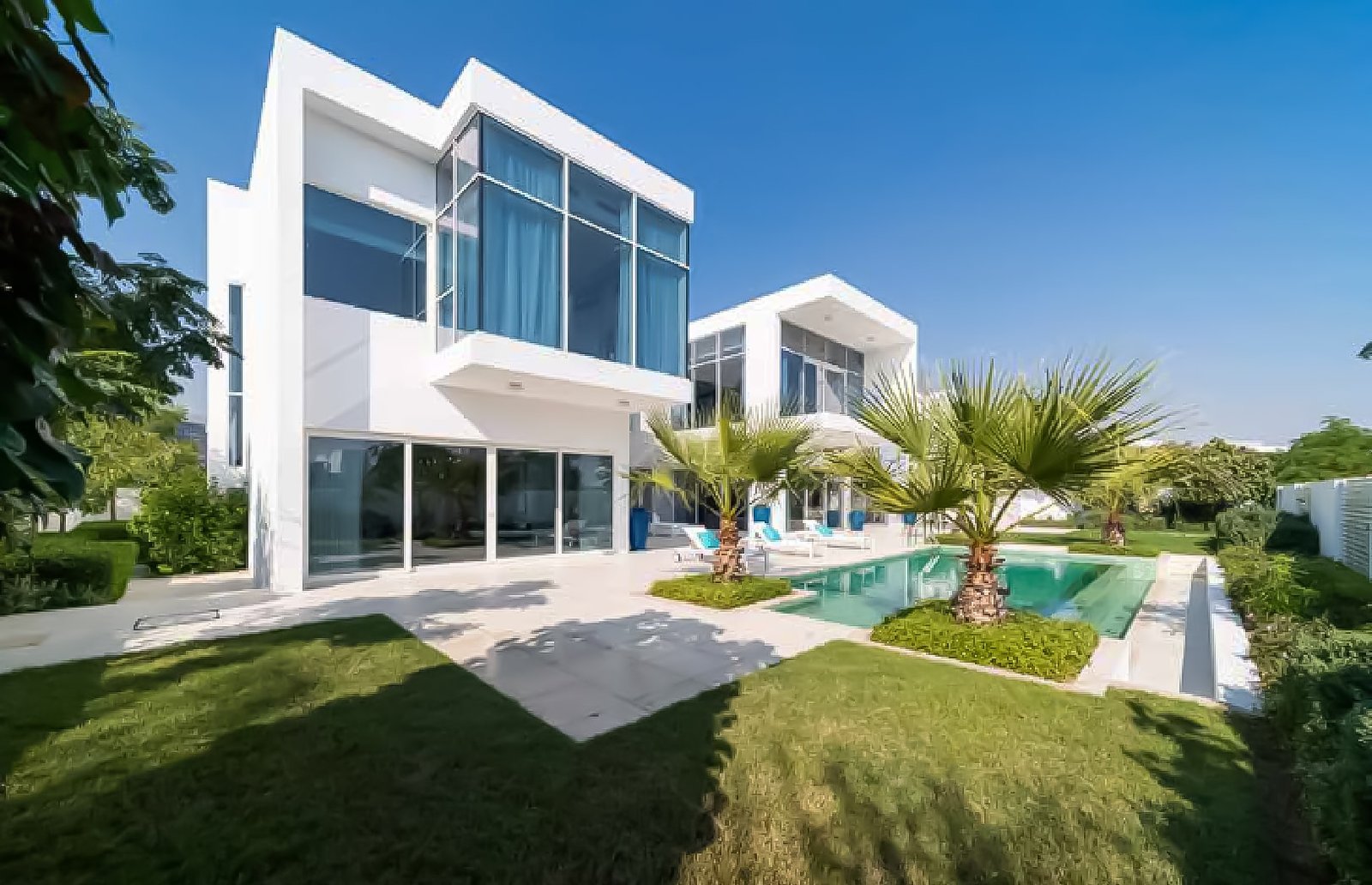 The Nest Al Barari Dubai - Private infinity-edge swimming pool and beautifully landscaped garden